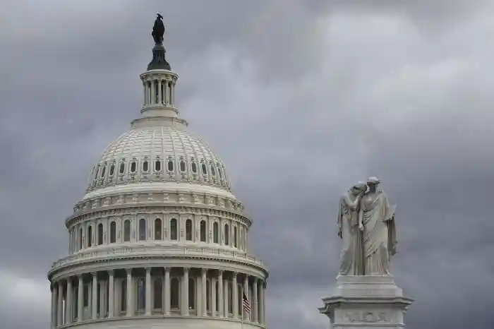 政治极化撕裂美国，联邦政府七年后再度停摆