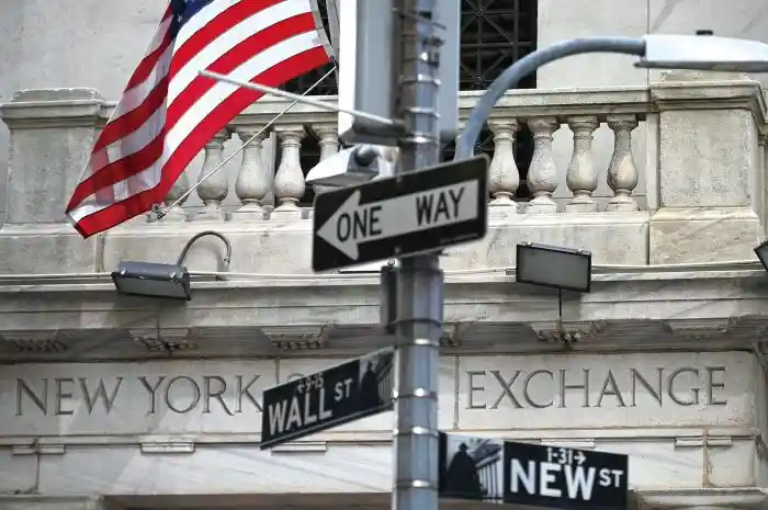 纳指暴跌3%触发避险模式，黄金狂飙突破4000美元大关