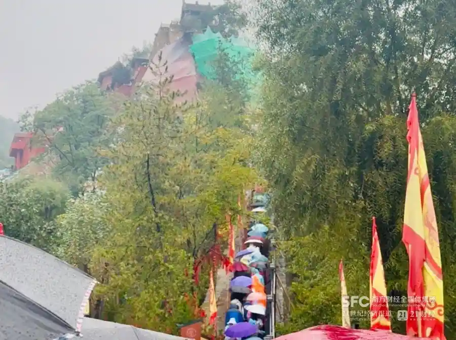 悟空引爆小西天：雨中百倍客流狂潮，文旅新热点崛起