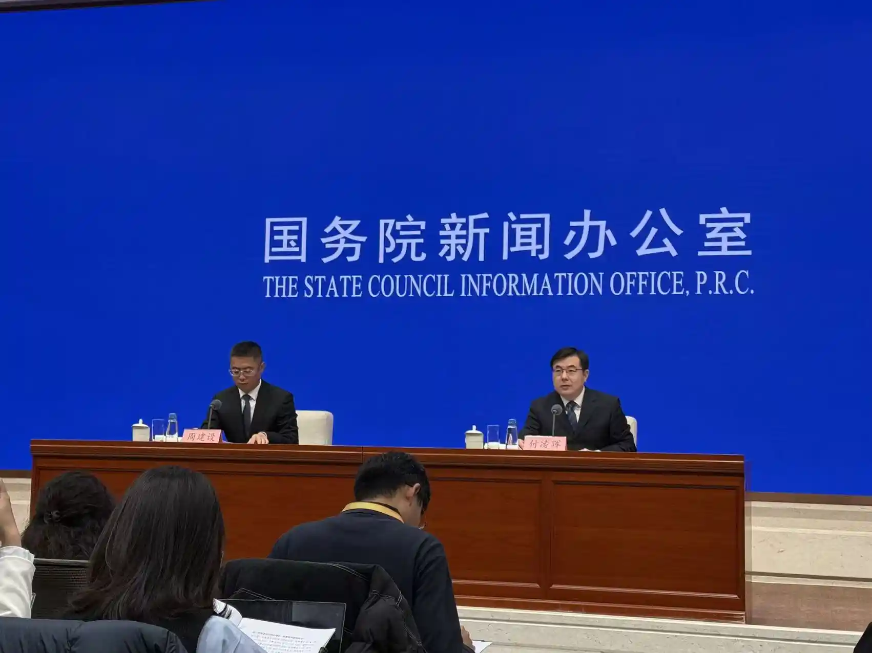 假期消费回暖，服务零售强势反弹