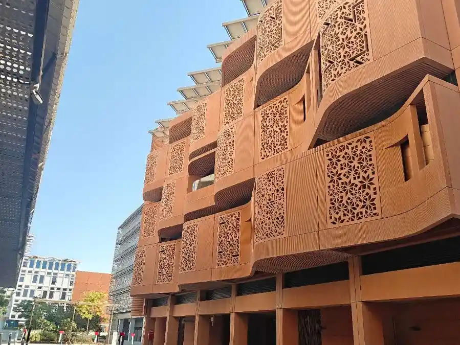 沙漠中的零碳奇迹：探秘阿布扎比马斯达尔城