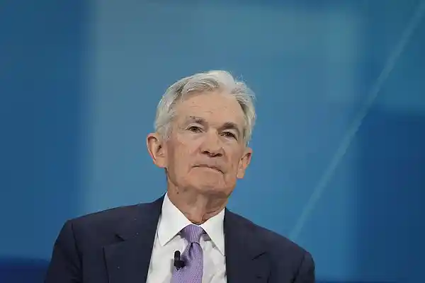 特朗普首访美联储，鲍威尔降息还是辞职？