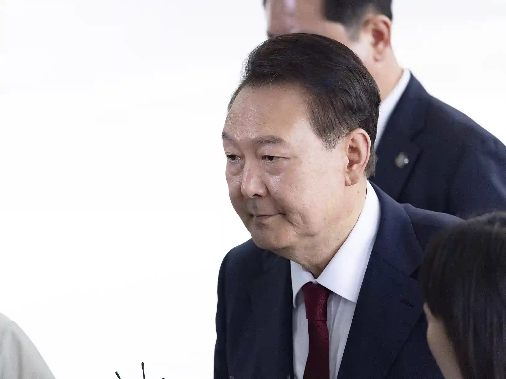 韩国法院突颁拘捕令！前总统尹锡悦被正式收押