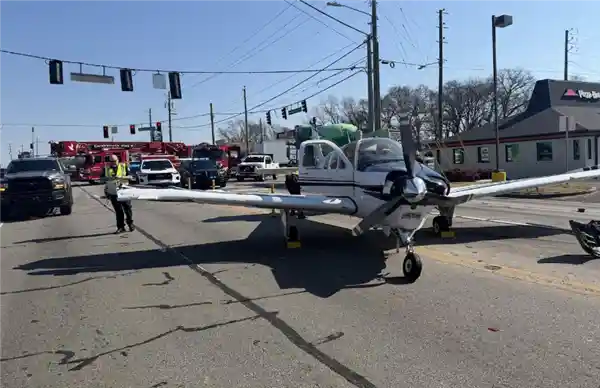 惊险空中刹车！美小型飞机高速公路迫降，连撞多车上演现实版《迫降航班》
