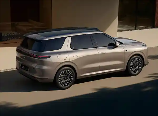 上线控转向，智己LS8操控灵动再升级