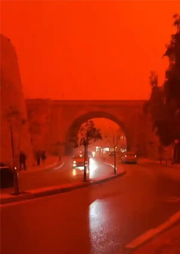 血色沙尘席卷希腊利比亚：末日景象真实上演