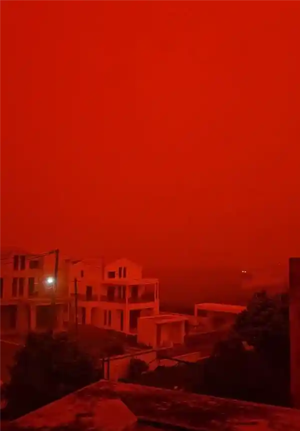 血色沙尘席卷希腊利比亚:末日景象真实上演